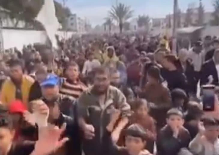 Стотици демонстранти протестираа против Хамас во Кан Јунис, на југот од Појасот Газа