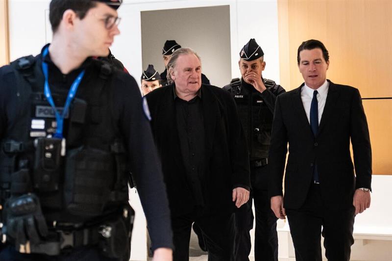 Славен актер обвинет дека претепал познат папарацо фотограф