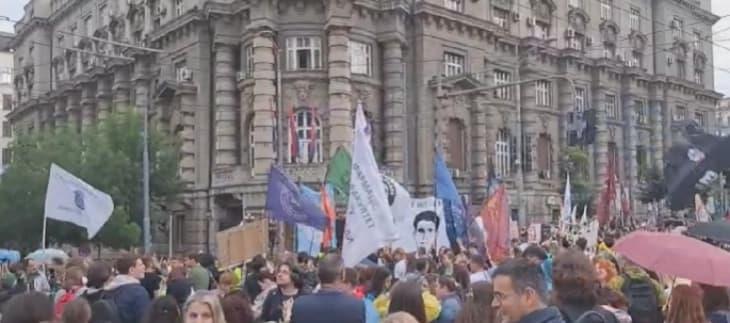 Протест пред Владата на Србија: Професорите поднесоа барање за распишување избори