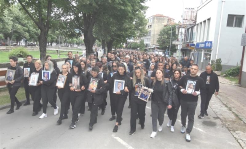 Во Кочани нов марш: Со фотографии во рацете роднините на настраданите побараа правда
