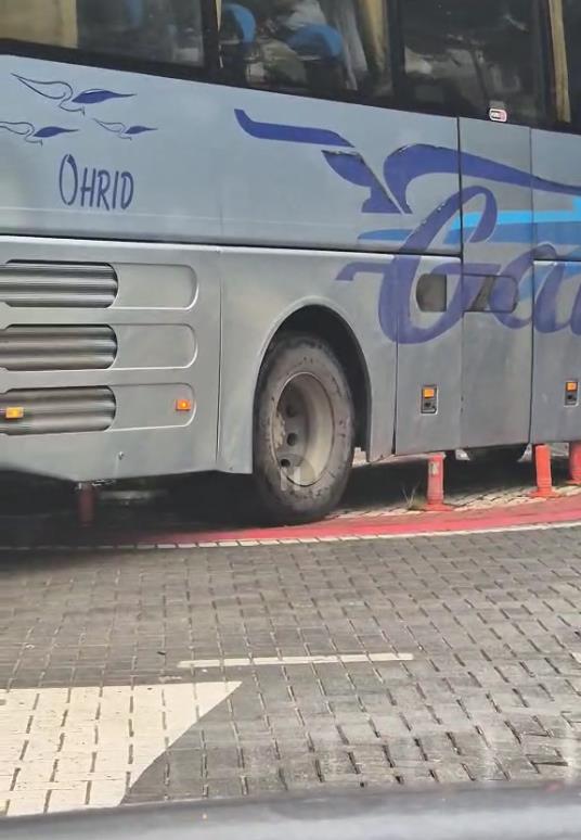Видео: Автобус си најде „вистинско“ паркинг место во Дебар маало во Скопје 