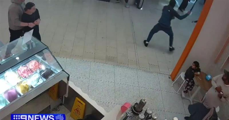 Банди со мачети се пресметуваат во трговски центар во Австралија (ВИДЕО)