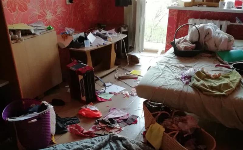 Куќа на ужасот: Полицајците пронашле 40 животни и ѓубре до таванот- среде изметот лежело бебе 