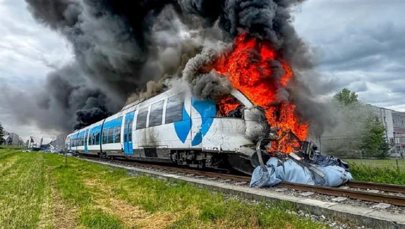 Страшна несреќа во Австрија- воз удри во камион од Хрватска, па се запали (ФОТО)
