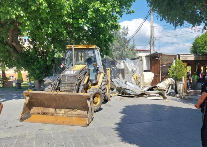 Во Струмица почна уривањето на бесправно поставената урбана опрема