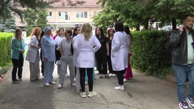 Протест на медицинскиот персонал во тетовската болница – бараат исплата на заостанатите плати 