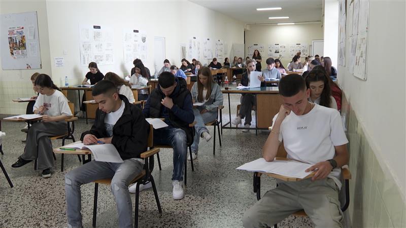 Полагањето на државната матура почнува денеска со првиот екстерен испит