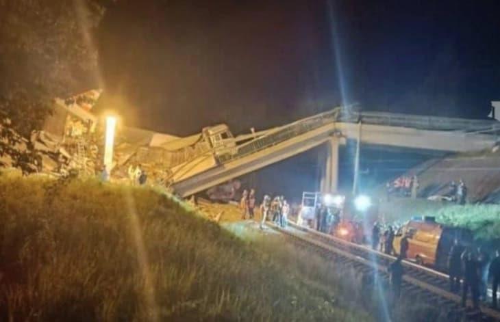 Седум загинати и 30 повредени во железничка несреќа во Русија поради уривање на мост