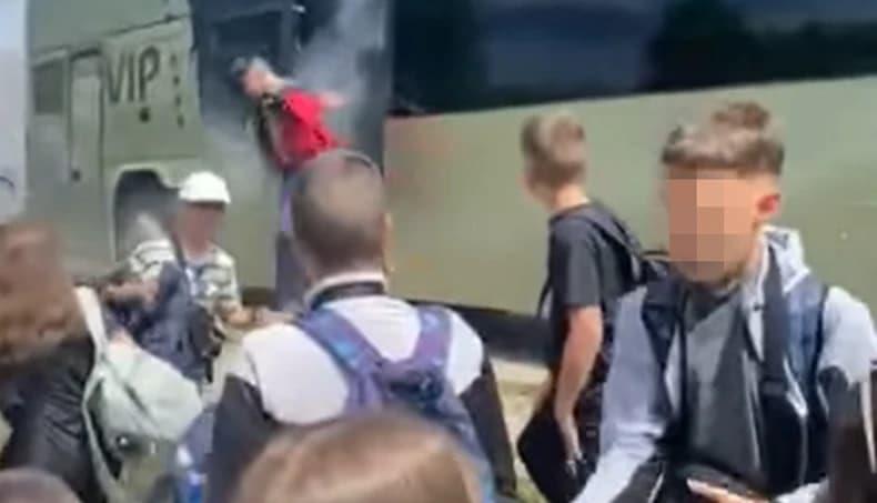 Видео: Ученици од Прокупље скокаат од запален автобус, чад од сите страни!