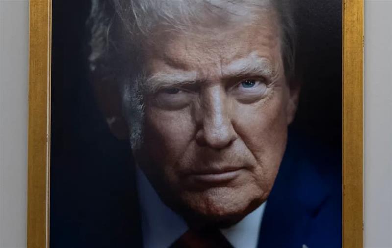 Белата куќа го објави новиот официјален портрет на Трамп- има интересни детали (ВИДЕО) 