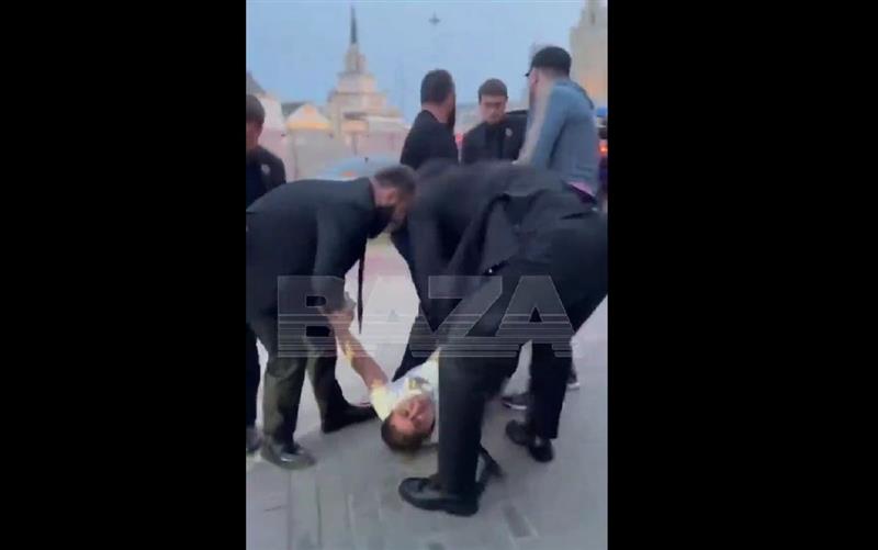 Мажи во црно среде Москва грабнаа бизнисмен, го турнаа во багажник и заминаа (ВИДЕО)