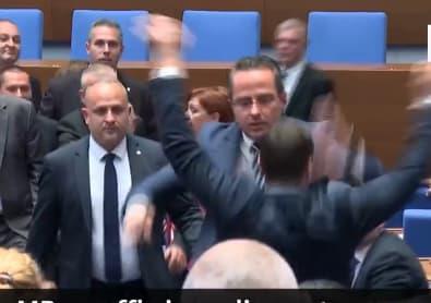 Тепачка во бугарскиот парламент поради еврото: Јаничари ја погребаа нашата држава (ВИДЕО)