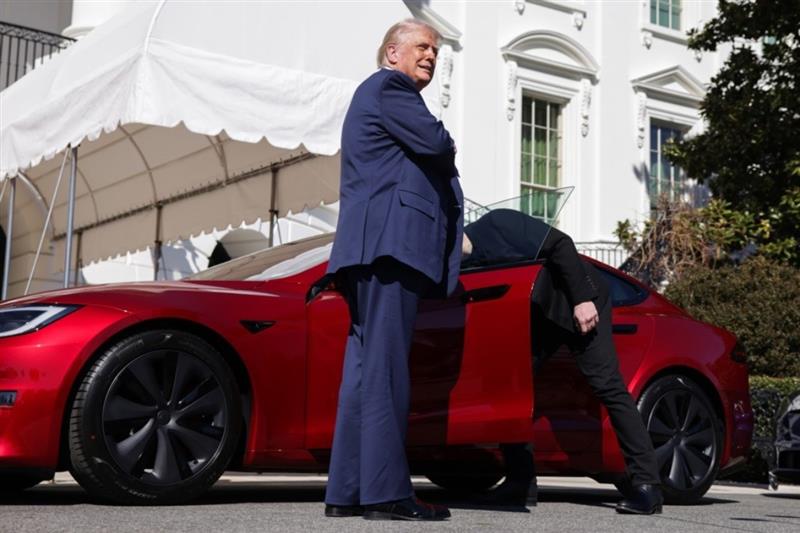 Трамп сака да ја продаде или дури и подари Теслата што ја купи од Маск (ВИДЕО)