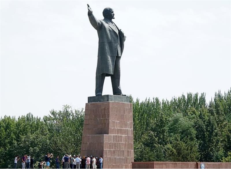 Во поранешната советска држава Киргистан е демонтирана една од највисоките статуи на Ленин 