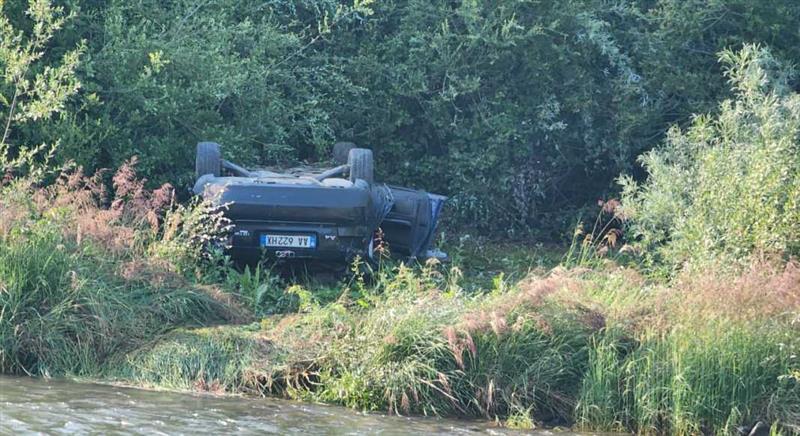 Деца нашле маж во згмечен автомобил покрај река во Албанија- три дена не можел да излезе(ВИДЕО)