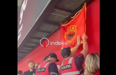 Албанската полиција на стадионот во Тирана отстранува знаме на УЧК (ВИДЕО)