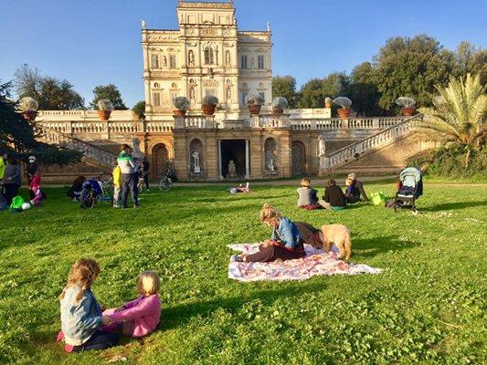 Ужас среде Рим: Мртво бебе е најдено во парк, во близина нашле тело на жена во вреќа (ВИДЕО)