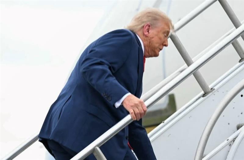 „А му се смееше на Бајден“- Трамп се сопна на скалите кон авионот (ВИДЕО)