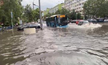 Страшно невреме во Романија: Букурешт под вода (ВИДЕО)