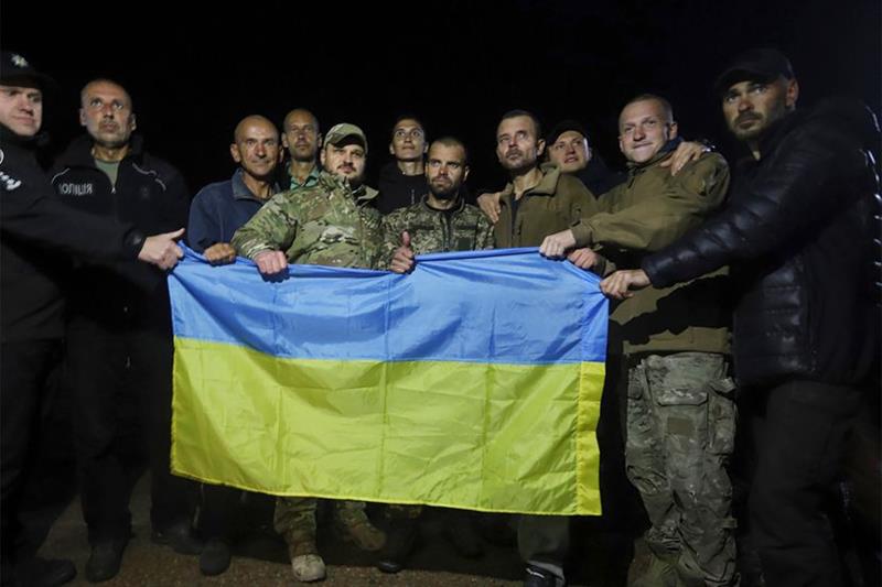 Украинец, пуштен од руско заробеништво ги покажа лузните: Дали е ова можно? (ФОТО)
