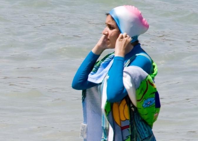 Во Сирија жените на плажа треба да носат буркини