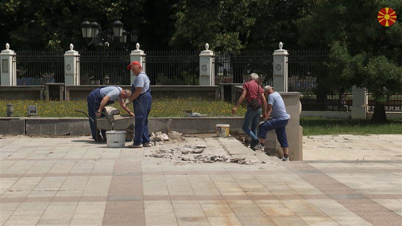 По бројните репортажи на Канал 5 конечно почна да се средува дворот и платото на Владата!