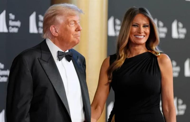 Трамп се појави на премиера заедно со Меланија: Му аплаудираат и го исвиркуваат (ВИДЕО)