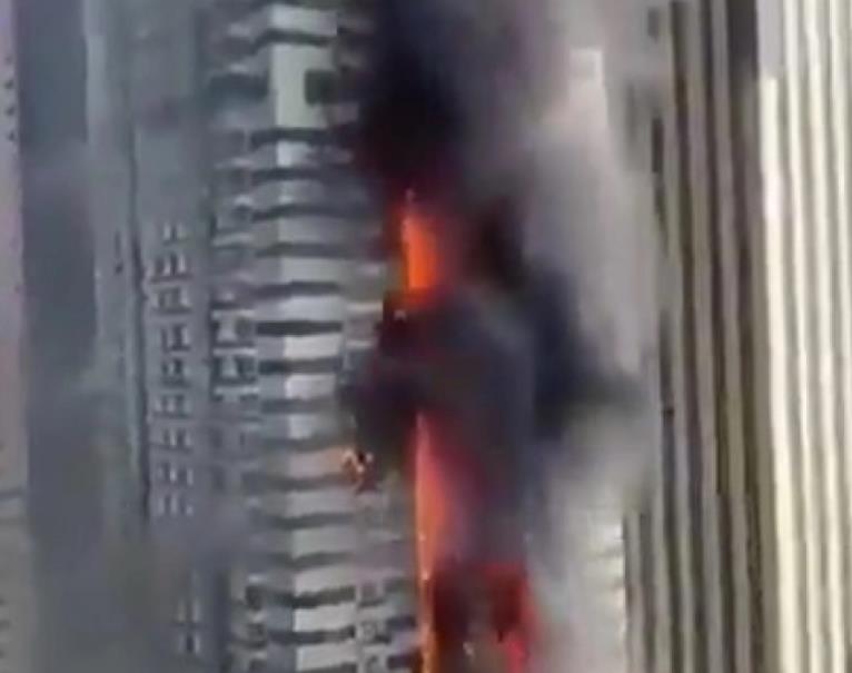 Видео:Голем пожар во Дубаи: Гореше небодер со 67 ката, евакуирани речиси 4.000 луѓе