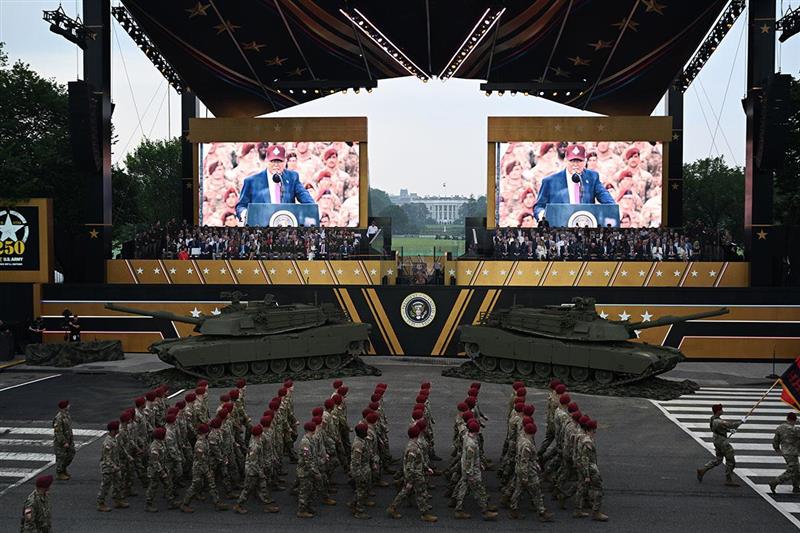 Трамп на воената парада во САД: Нашите војници доаѓаат по секој што ја загрозува Америка