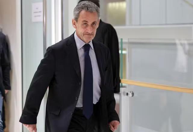Поранешниот француски претседател Саркози лишен од орденот Легија на честа 