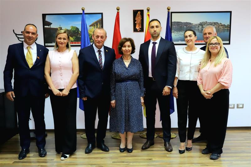 Сиљановска-Давкова на средба со претставници на Македонците во Албанија