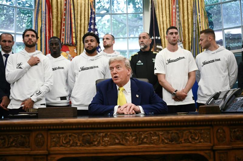 Видео-Фото: Фудбалерите на Јувентус гости на Трамп во овалната соба, 