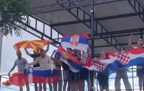 „Конечно нешто убаво да видам по 48 години живот“: Деца ги зеле знамињата од своите држави и запеале „Југословенка“ – снимката стана вирална