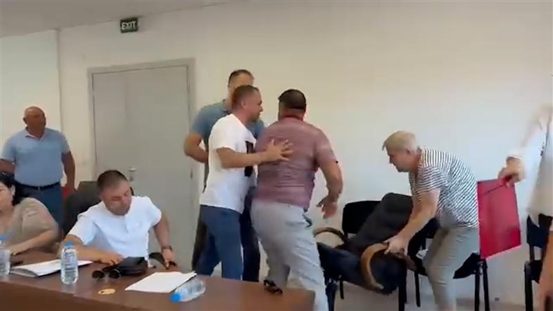 Скандалозно, советник  во Советот на Кочани удри службеничка со шише, замавнувајќи по друг советник