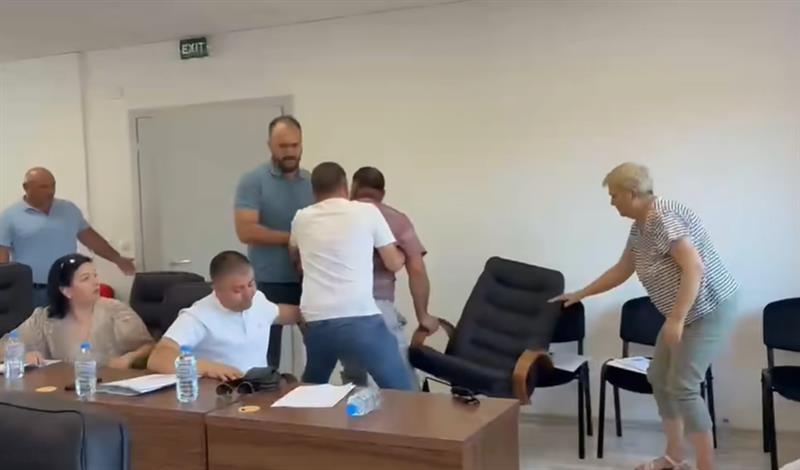 Бурна седница во Советот на Кочани, спречена физичка пресметка ВИДЕО