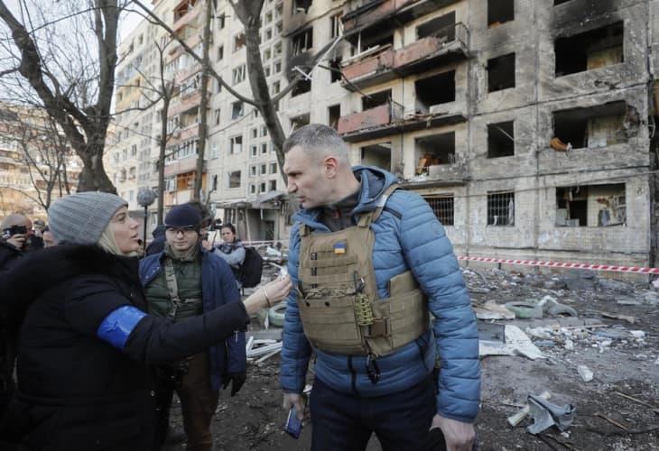 Најмалку шест лица загинаа во нов руски напад врз Киев