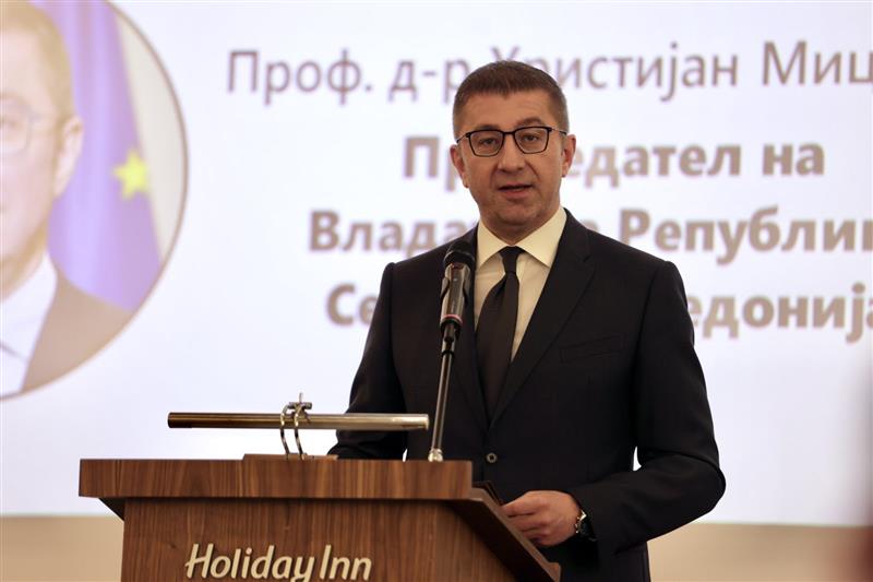 Мицкоски со порака до јавните и државни службеници: Верувам во вашиот труд и енергија и способност