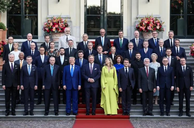 Македонска делегација предводена од Сиљановска-Давкова на Самитот на НАТО во Хаг