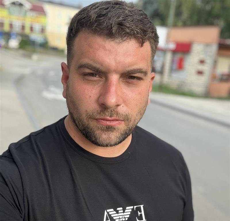 „Роден сум како дете на воено силување, мајка ми ме остави во болница, ме посвои домар. Ми велеа дека сум четничко копиле најдено покрај контејнер“