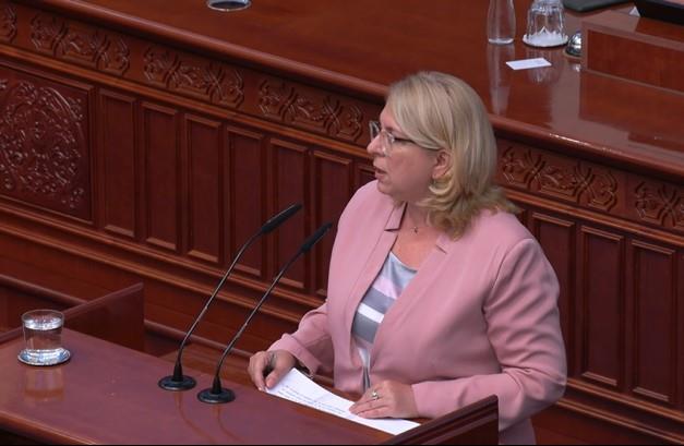 Николова: Хаос со актите во образование, се бара училиштата да работат спротивно на Закон