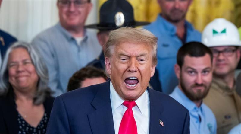 Трамп: Ги прекинуваме трговските преговори со Канада и воведуваме нови царини