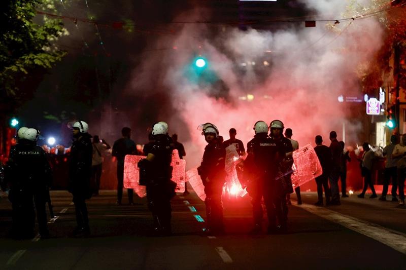 Дачиќ: Повредени се 48 полицајци во протестите во Белград, приведени 38 лица, од кои 35 добија кривични пријави 