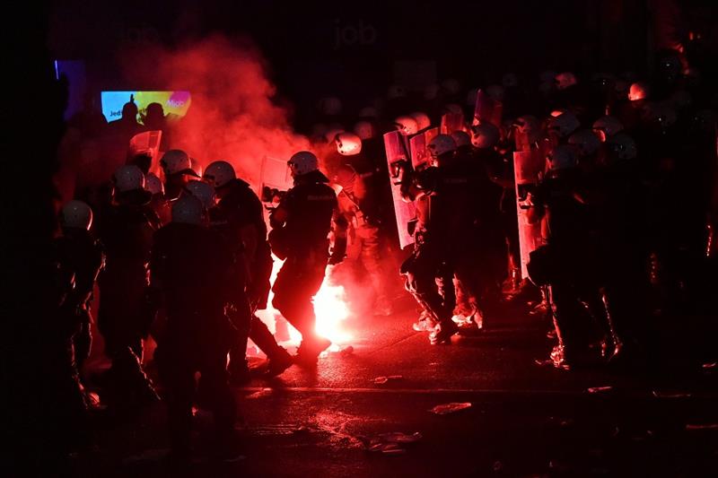 Десетици приведени и повредени по синоќешниот протест во Белград- Вучиќ: Србија победи