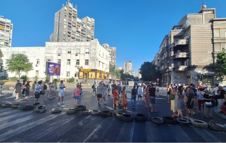 Барикади во Белград, се апсат учесници во синоќешните насилни протести- властите со апел (ВИДЕО)