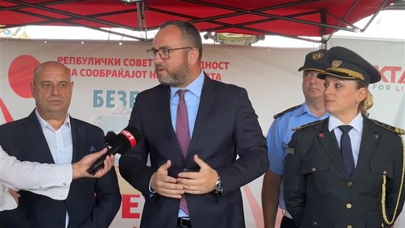 Тошковски: Во огласите на МВР се наведуваат основните законски услови, а не која политичка партија треба да бидат апликантите“