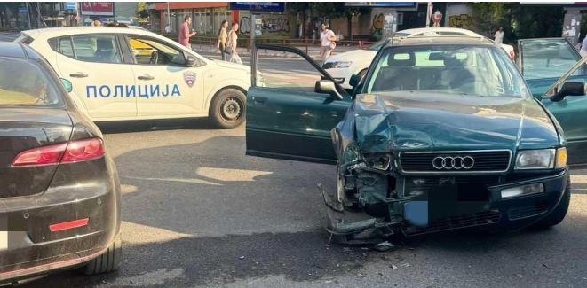 Сообраќајка во центарот на Скопје, две лица потешко повредени
