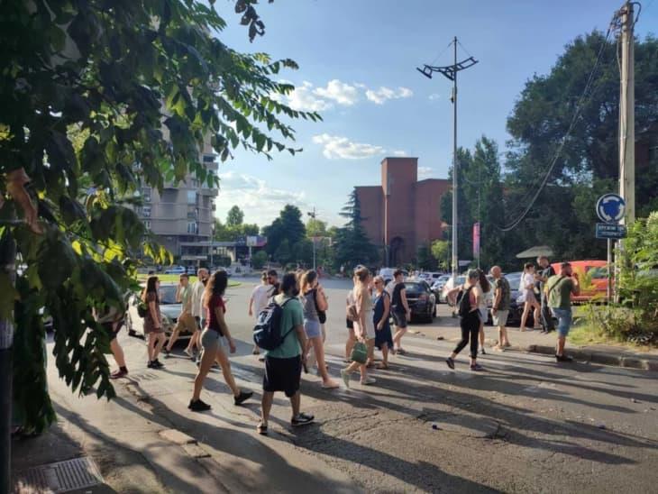 Граѓани на Белград и Нови Сад блокираат раскрсници, улици и булевари поради апсењата по студенстскиот протест на Видовден