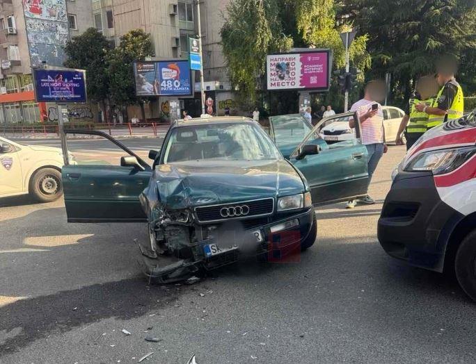Две возила учествувале во сообраќајката кај Собранието, во која се повредени две лица