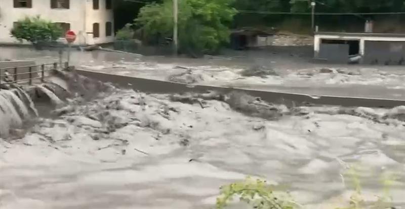 Двајца загинати во невреме во Италија- црвен метеоаларм е прогласен во 18 градови: Не излегувајте! 