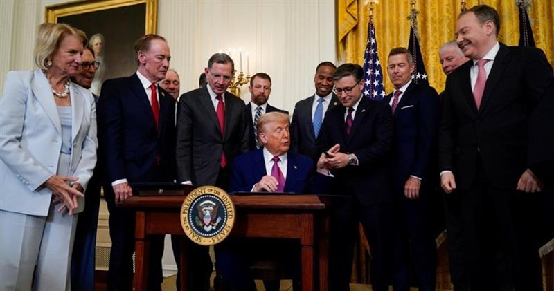 Претставничкиот дом на САД го усвои законот на Трамп за даночни намалувања и кратења на трошоците
